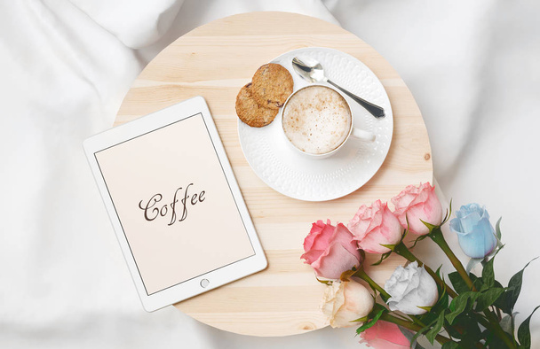 Petit déjeuner au lit avec cappuccino, biscuits et tablette, rendu
 - Photo, image
