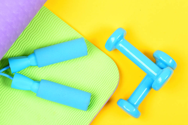 Set of sports equipment holding blue skipping rope handles - Foto, afbeelding