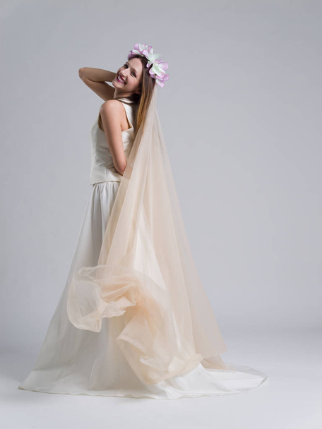 young bride in a wedding dress with a veil - Foto, afbeelding