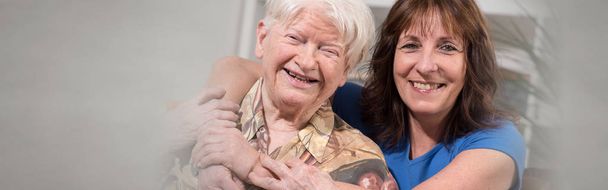 Retrato de la abuela feliz con su hija
 - Foto, imagen