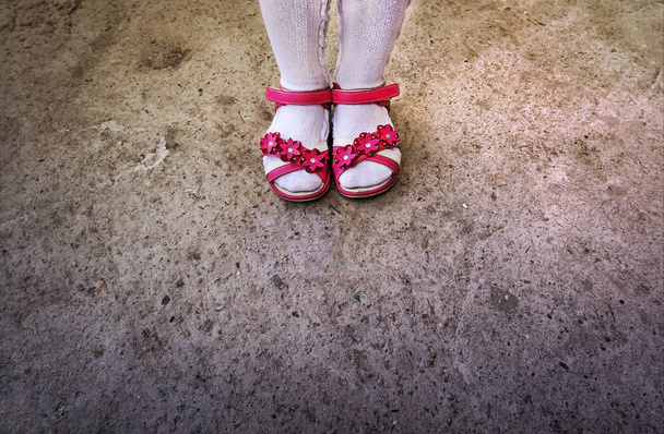 pies niñas del niño en el pavimento
 - Foto, imagen