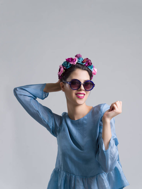 woman posing in fashionable clothes and sunglasses - Fotografie, Obrázek