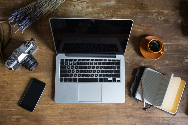 vue de dessus de l'ordinateur portable, journal, appareil photo vintage et tasse de café sur table en bois
 - Photo, image