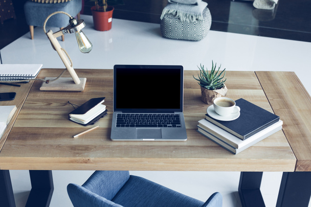 Otevřený notebook s prázdnou obrazovkou a šálek kávy na moderní pracoviště  - Fotografie, Obrázek