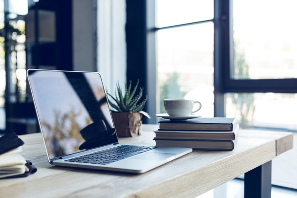 Дизайн робочого місця з ноутбуком і чашкою кави в домашньому офісі
 - Фото, зображення