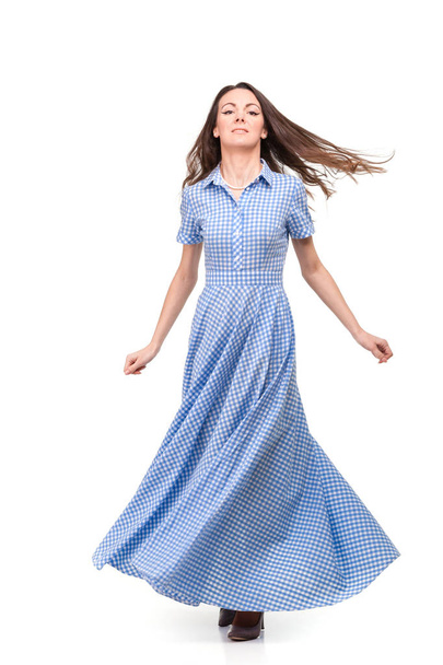Hermosa chica en un vestido de jaula azul sobre un fondo blanco
 - Foto, Imagen