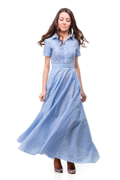 Beyaz zemin üzerinde mavi kafes elbiseli güzel kız - Fotoğraf, Görsel
