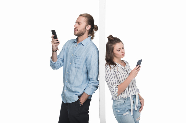 Ζευγάρι χρησιμοποιώντας τα smartphones  - Φωτογραφία, εικόνα