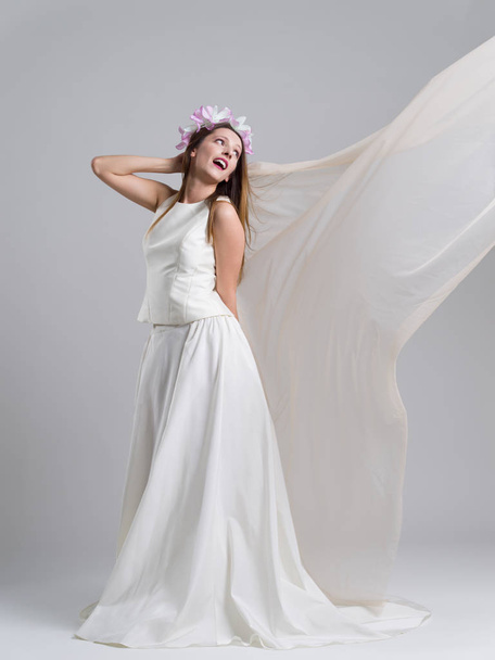 young bride in a wedding dress with a veil - Фото, зображення