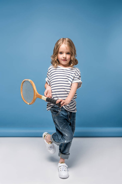 niña con equipo de tenis
 - Foto, Imagen