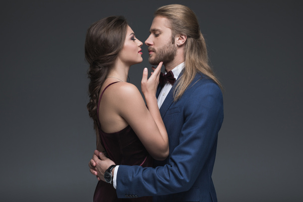 a hivatalos viselet képes megcsókolni pár - Fotó, kép