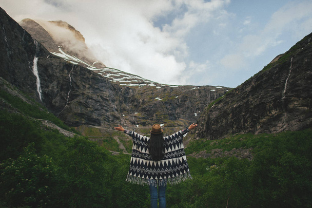 hipster woman in mountains - Foto, afbeelding