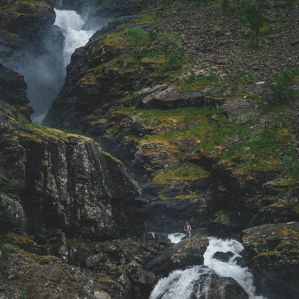 hipster man near waterfall in mountains - Foto, afbeelding