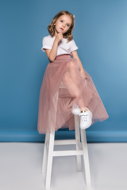Niña en falda rosa
  - Foto, imagen