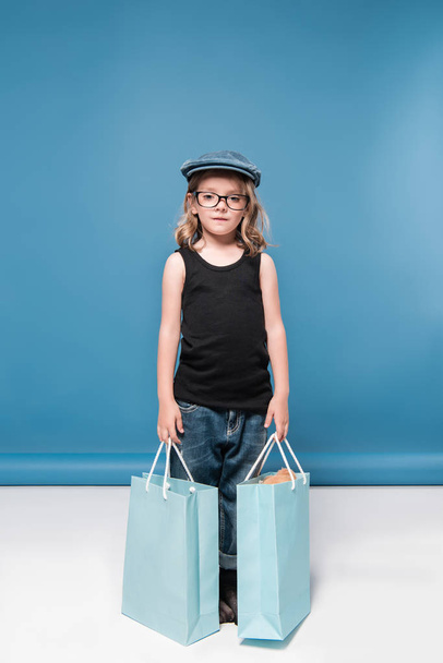little girl holding shopping bags - Zdjęcie, obraz