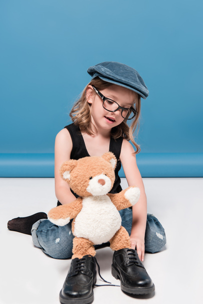 kid girl playing with teddy bear - Foto, Imagen