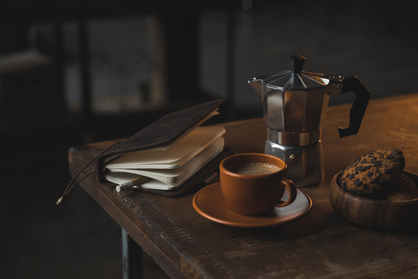 Taza de café y cuaderno
  - Foto, Imagen