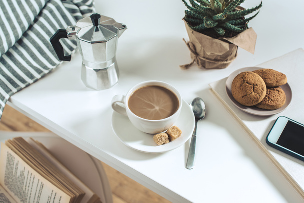 café con galletas y maceta en la mesa
 - Foto, Imagen
