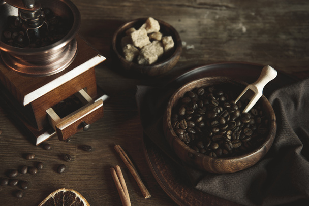 moulin à café avec haricots sur table en bois
 - Photo, image