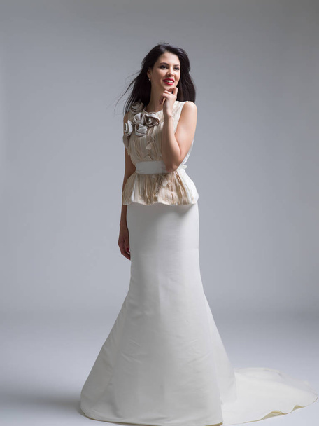 beautiful young woman in wedding dress - Zdjęcie, obraz