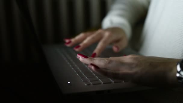 primo piano sulla mano della giovane donna toccando computer tastiera - tecnologia, internet, concetto occupato
 - Filmati, video