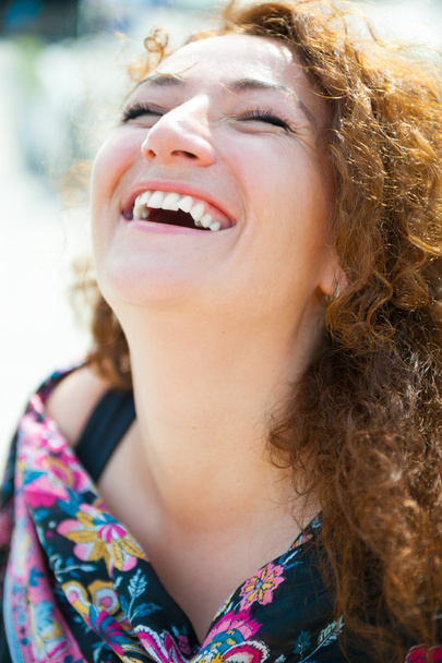 Щаслива молода жінка сміється
 - Фото, зображення