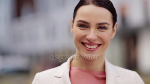 boldog mosolygó fiatal nő szabadban közelről - Felvétel, videó