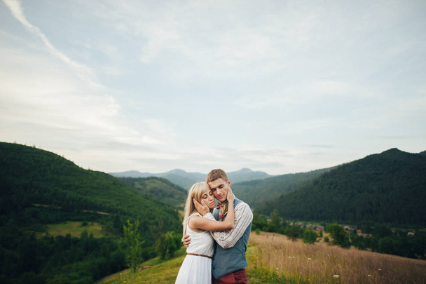 couple hugging in mountainside - Foto, afbeelding