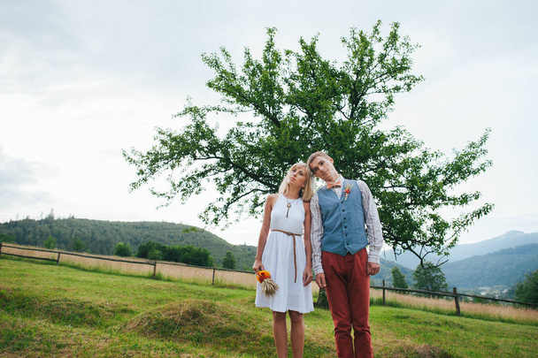 wedding couple near green tree - Valokuva, kuva