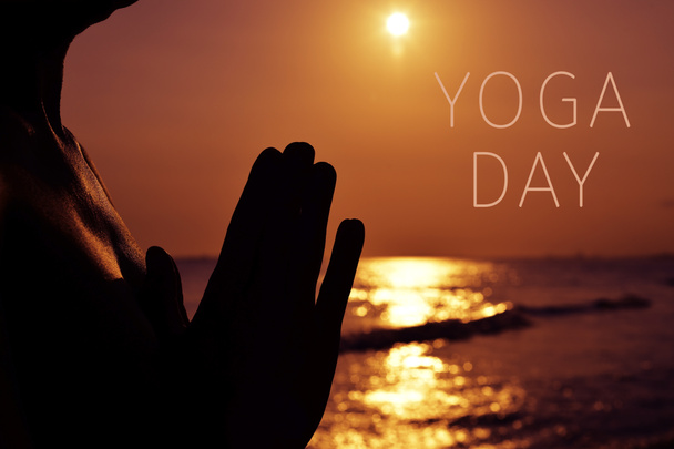 hombre con las manos juntas y texto yoga día
 - Foto, imagen