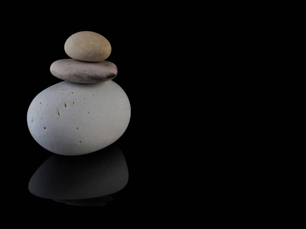 Piedras Zen calma rocas mindfulness Spa en pila
 - Foto, Imagen