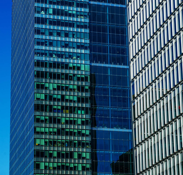 moderne Business-Wolkenkratzer, hohe Glasgebäude, moderner Archit - Foto, Bild