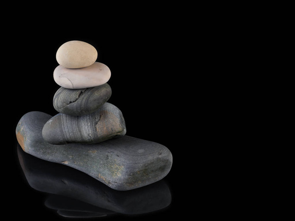 Дзен-кам'яні спокійні камені свідомість Спа в стосі
 - Фото, зображення