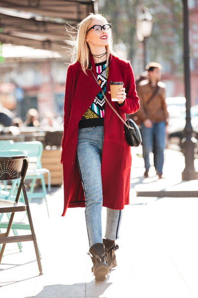 Amazing young caucasian woman walking outdoors drinking coffee. - Fotoğraf, Görsel