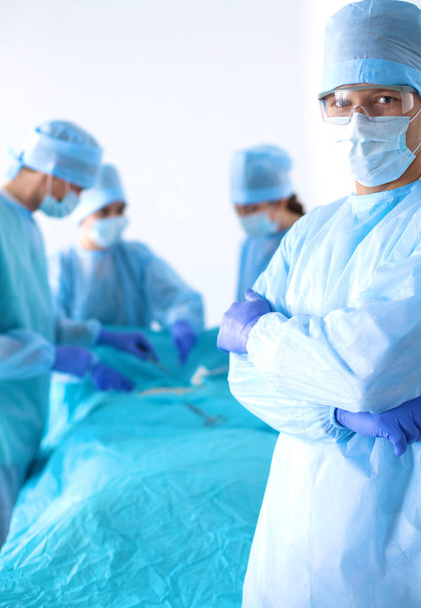 Il team di chirurgo in uniforme esegue un'operazione su un paziente presso la clinica di chirurgia cardiaca
 - Foto, immagini