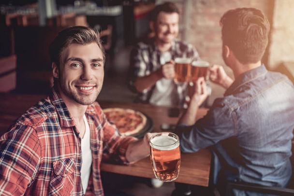Men in bar - Foto, Imagem