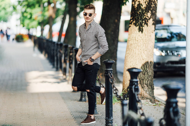 El hombre de moda camina al aire libre con la calle de fondo blanco
 - Foto, Imagen