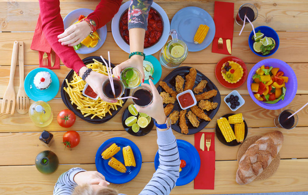 Vista superior del grupo de personas cenando juntas mientras están sentadas - Foto, imagen