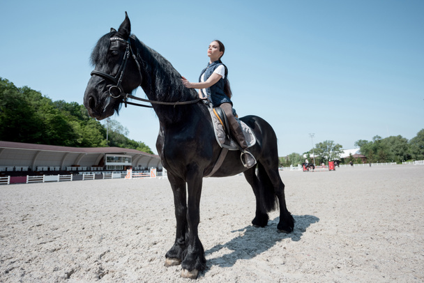 junge Frau mit Pferd  - Foto, Bild