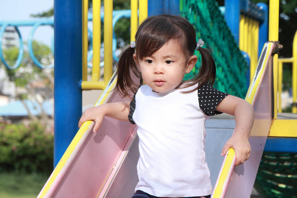 Japanese girl on the slide (2 years old) - Zdjęcie, obraz