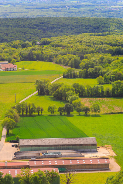 Landschaften aus der Vogelperspektive. Die Natur der Ebene in der Nähe der Bergjura. Frankreich. Helikopterschießen am Sommernachmittag - Foto, Bild
