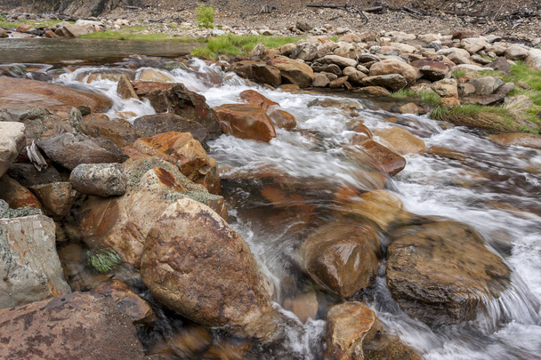 Wasser fließt über Felsen. - Foto, Bild