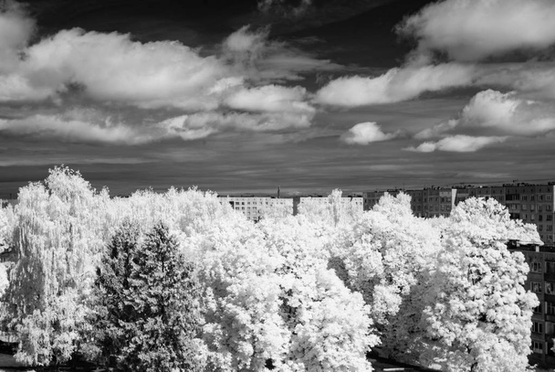 nuvens acima da cidade. imagem infravermelha
 - Foto, Imagem