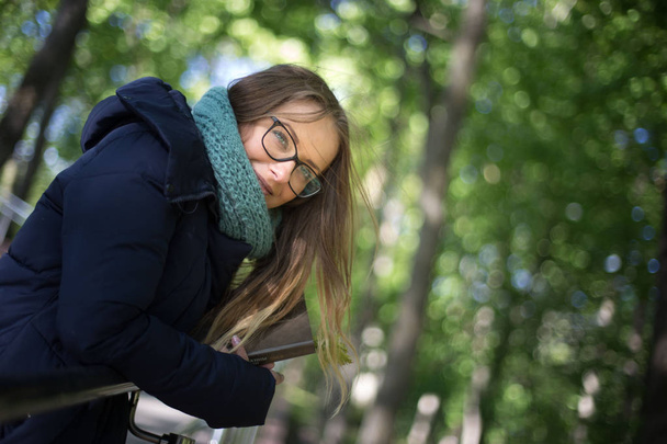 Happy girl reading a book at the railing. - Foto, Bild