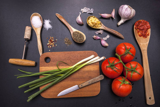Ingrédients et ustensiles de cuisine
. - Photo, image