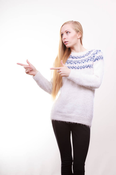 Teenage blonde woman pointing at copyspace - Foto, Bild