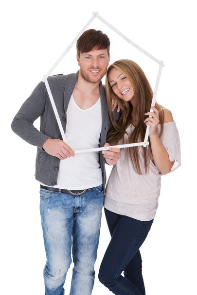 Couple souriant posant à l'intérieur d'un cadre
 - Photo, image