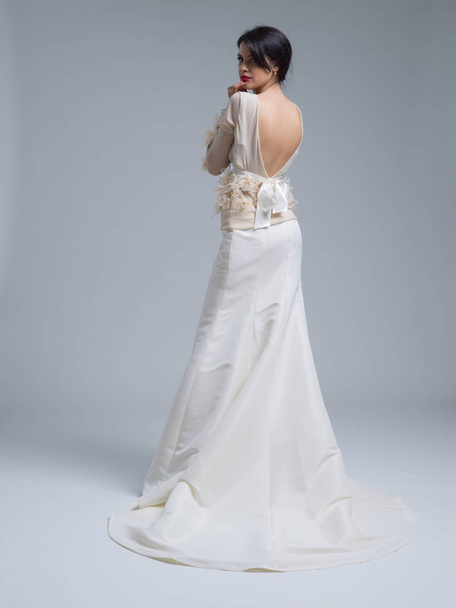 Visão traseira de uma bela jovem mulher em um vestido de noiva
 - Foto, Imagem