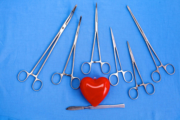 Chirurgische instrumenten en gereedschappen, met inbegrip van scalpels, tang en pincet op een tafel voor een operatie - Foto, afbeelding