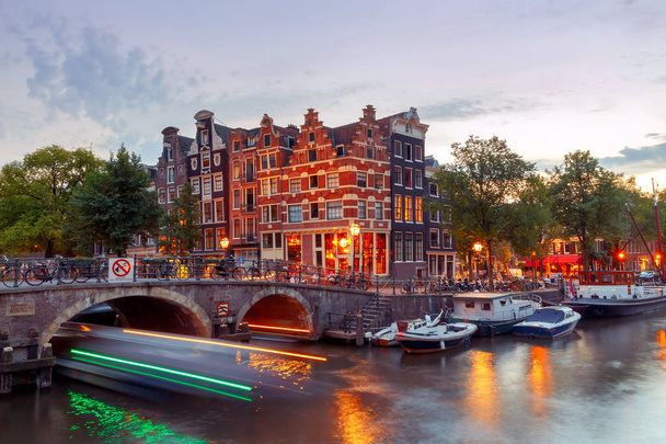 Amsterdam. Canal de la ciudad por la noche
. - Foto, imagen